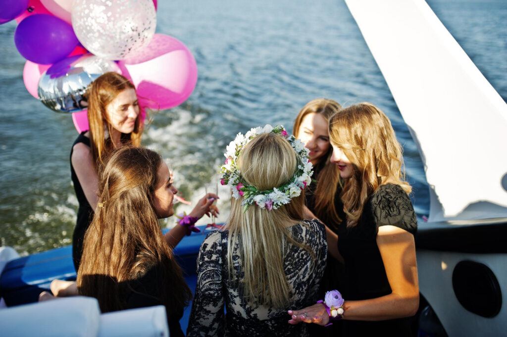 groupe de fille en fête d'EVJF sur un bateau