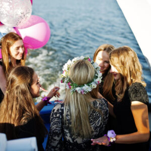EVJF dans le Var, à Toulon groupe de fille en fête d'EVJF sur un bateau