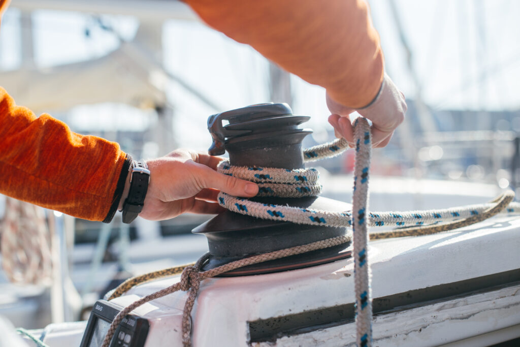 skipper en train d'attacher ses amarres
