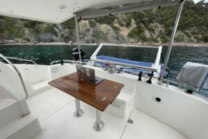 catamaran au mouillage, dans une calanque de Porquerolles, dans le Var