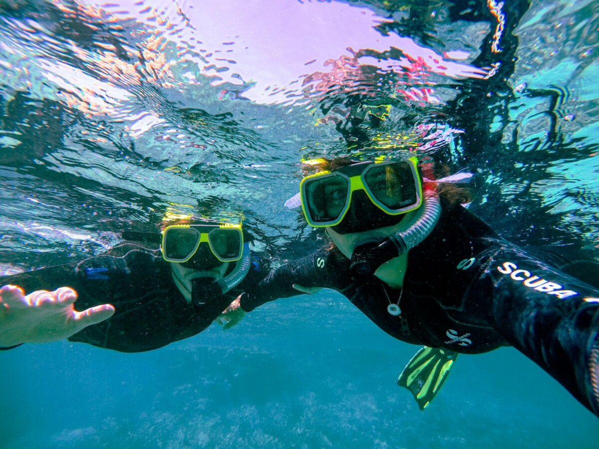 plongeuses faisant du snorkeling dans la rade de Toulon