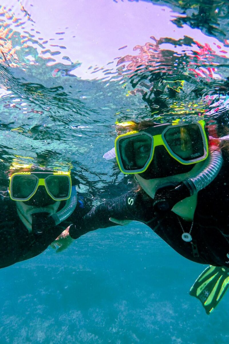 plongeuses faisant du snorkeling dans la rade de Toulon