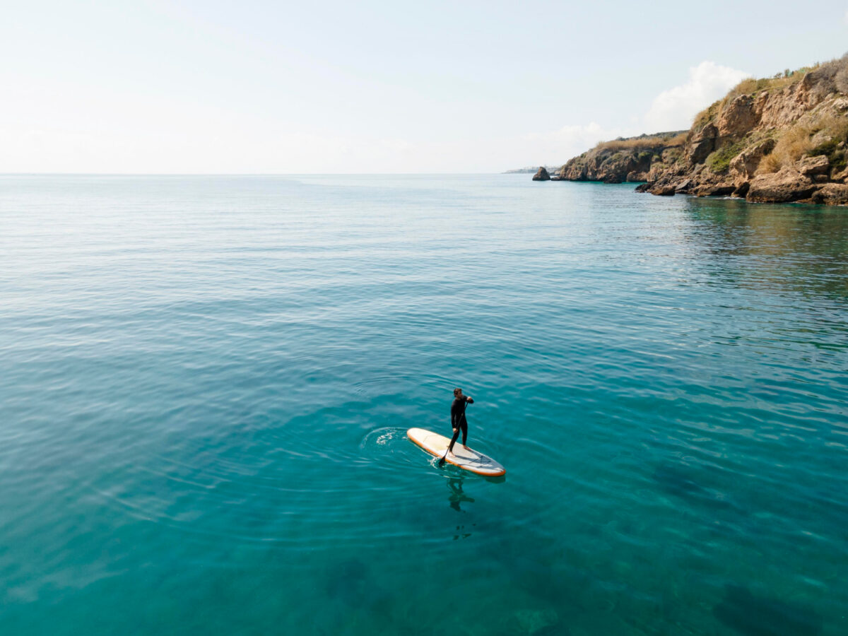 homme sur un paddle en rade de Toulon