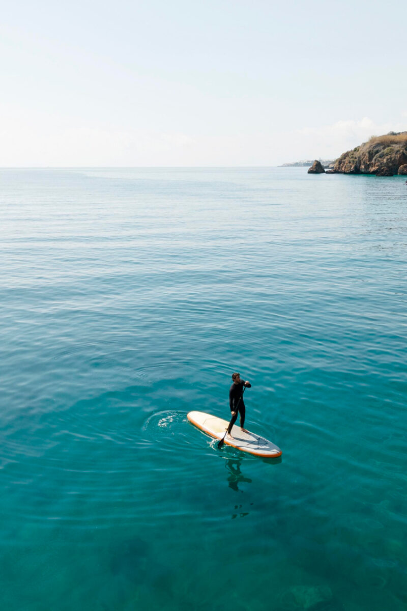 homme sur un paddle en rade de Toulon