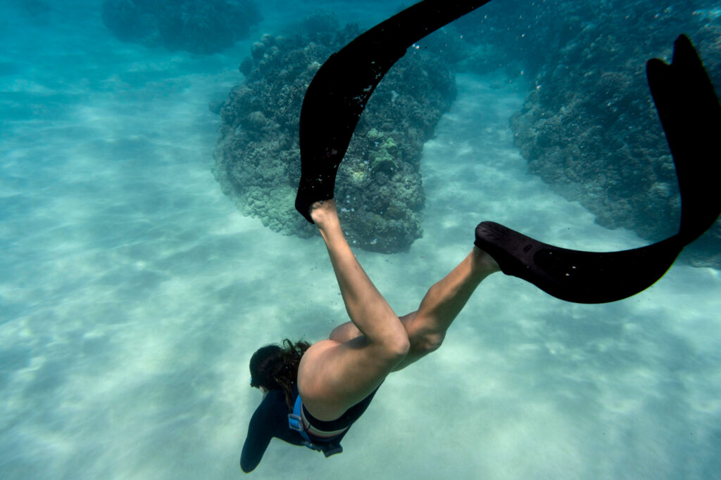 femme faisant du snorkeling dans le Var