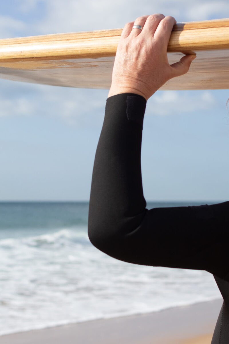 homme senior tenant un paddle sur la tête en bord de mer à toulon