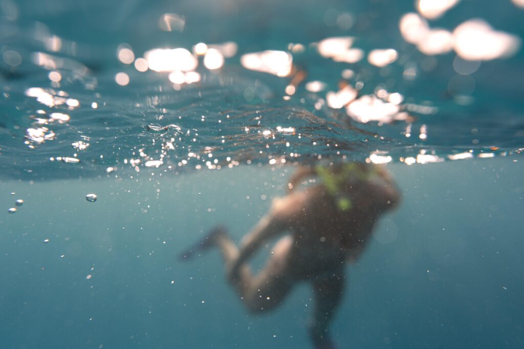 personne senior pratiquant le snorkeling à Toulon