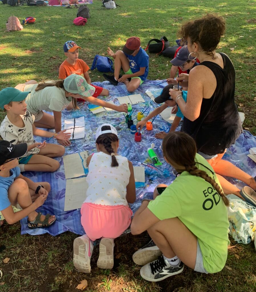Atelier scientifique avec des scolaires sur la plage du Mourillon à Toulon