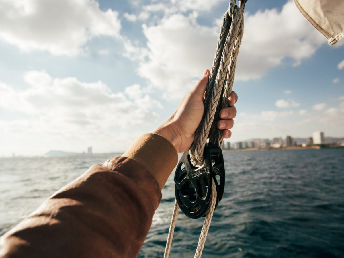 main sur cordage de bateau en mer