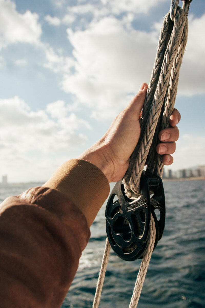 main sur cordage de bateau en mer