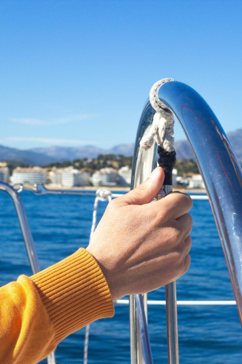 main tenant la barre d'un bateau à Toulon