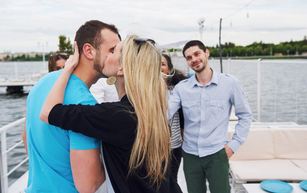 sortie bateau entre amis dans le Var : amis se disant bonjour