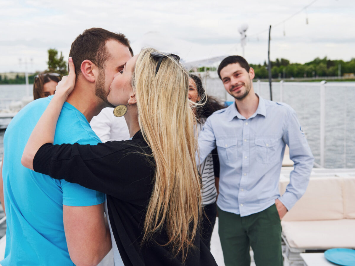 sortie bateau entre amis dans le Var : amis se disant bonjour
