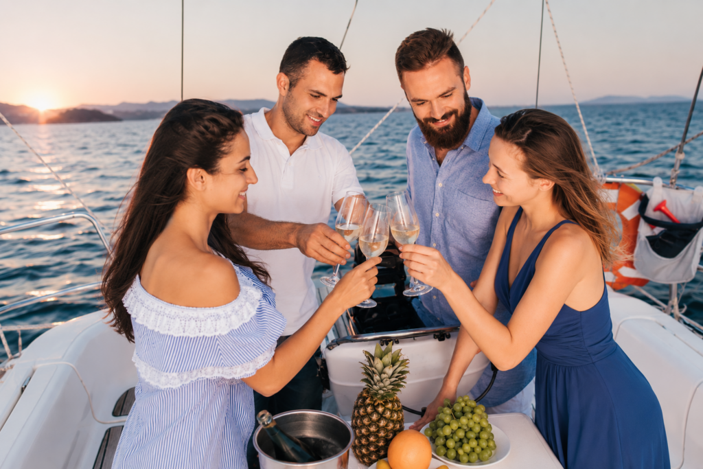 groupe d'amis trinquant lors d'une sortie bateau