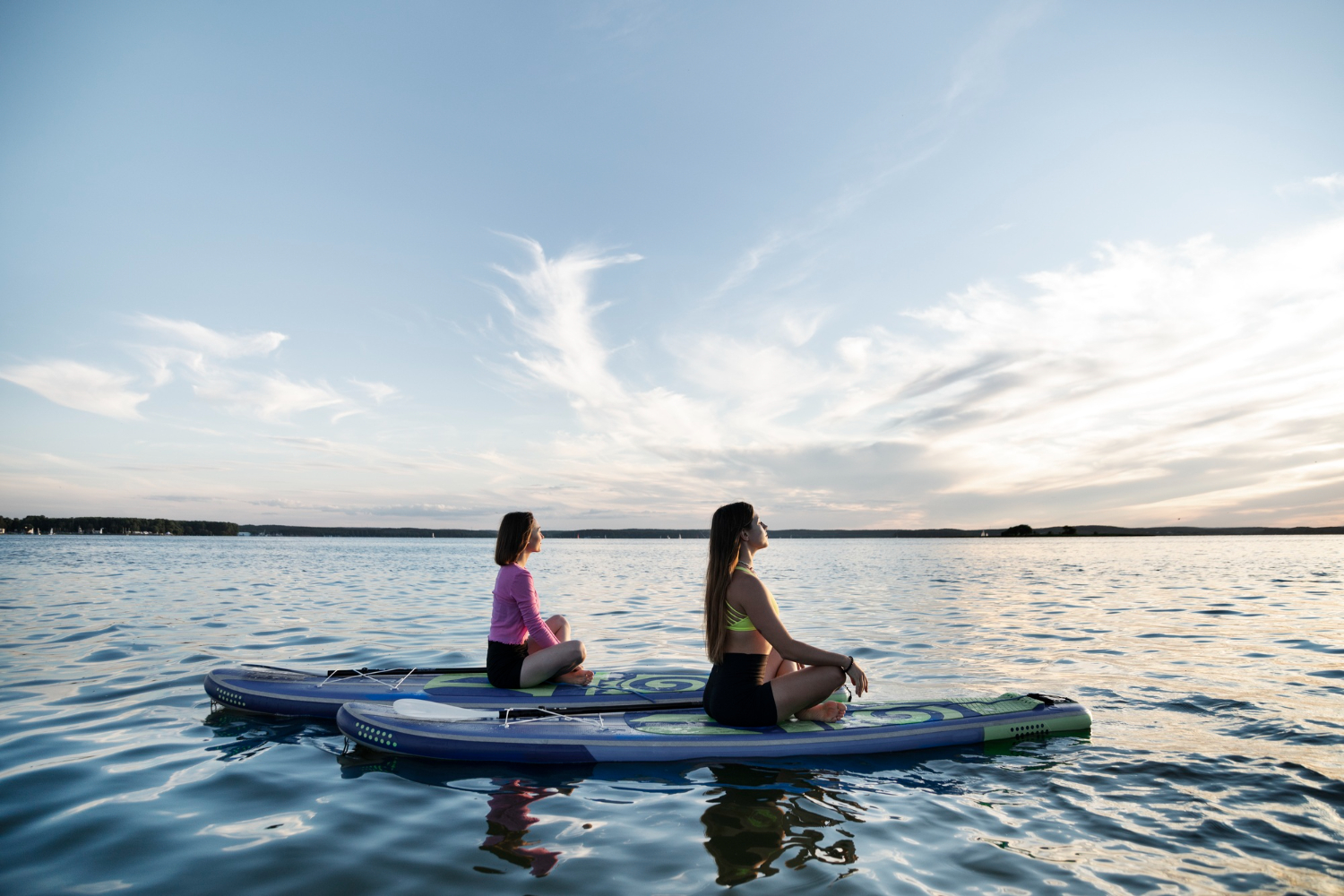 deux femmes faisant du paddle