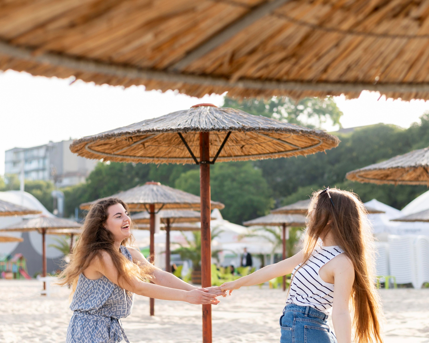 deux soeurs jouant sur la plage du Mourillon à Toulon