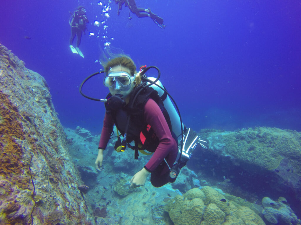 femme faisant de la plongée sous-marine le long des côtes varoises
