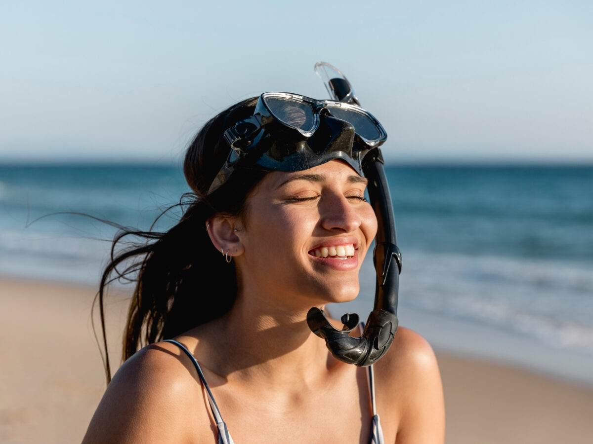 femme pratiquant le snorkeling dans le Var