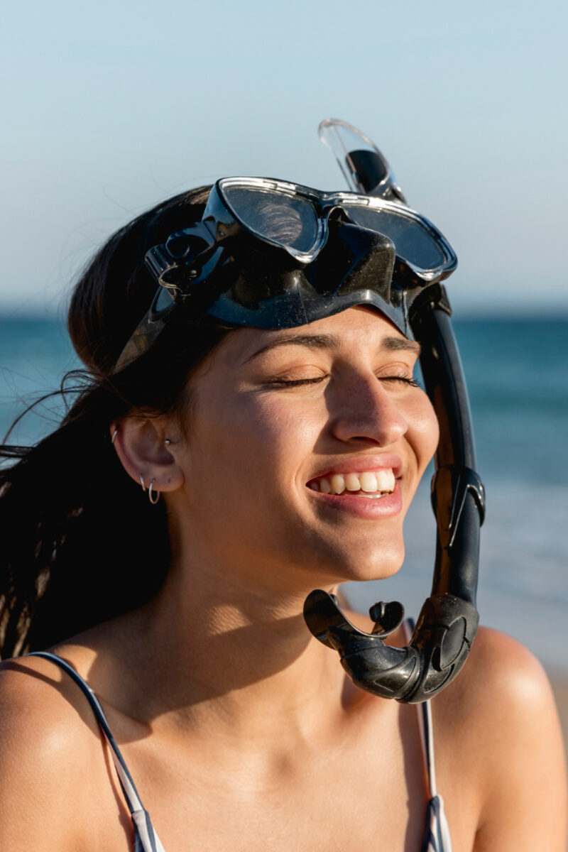 femme pratiquant le snorkeling dans le Var