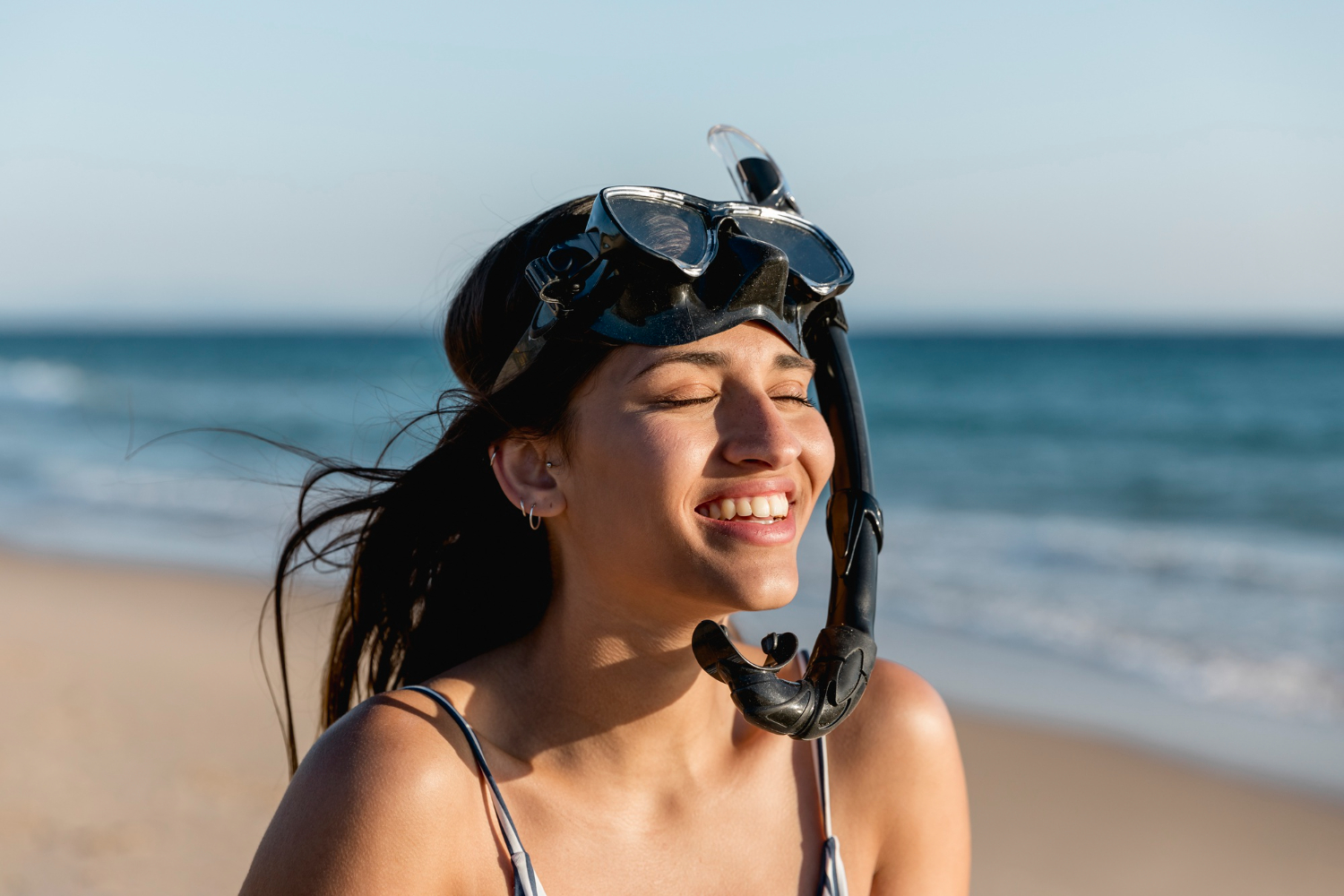 femme pratiquant le snorkeling dans le Var