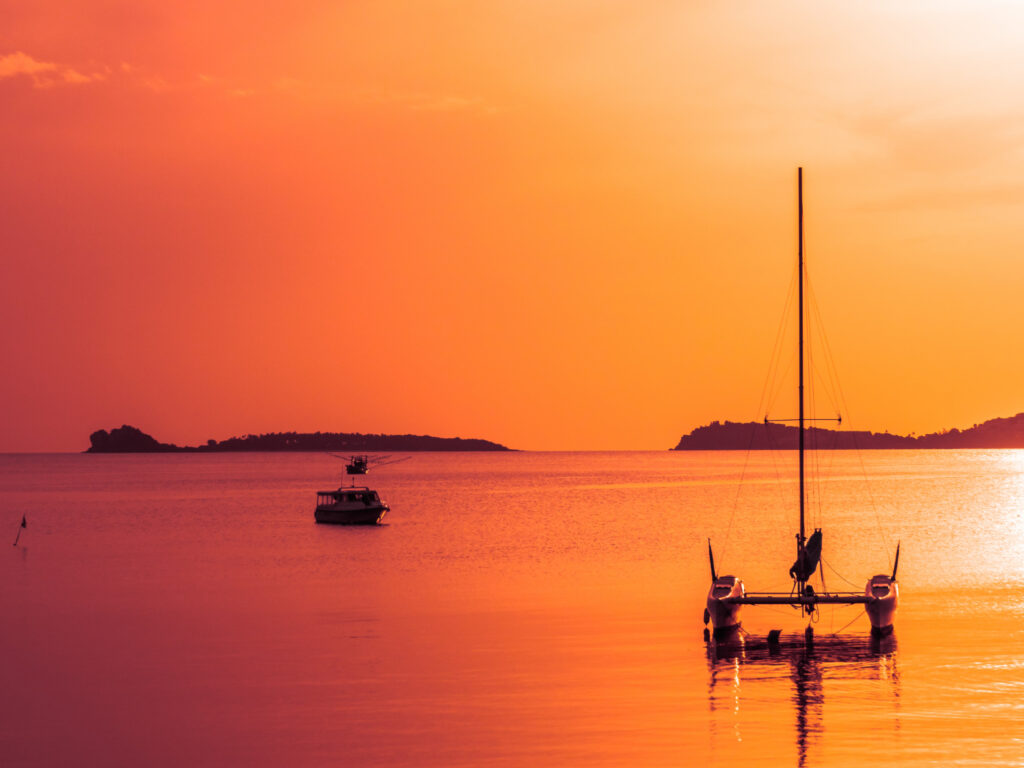 coucher de soleil en mer, du côté de toulon vue sur catamaran