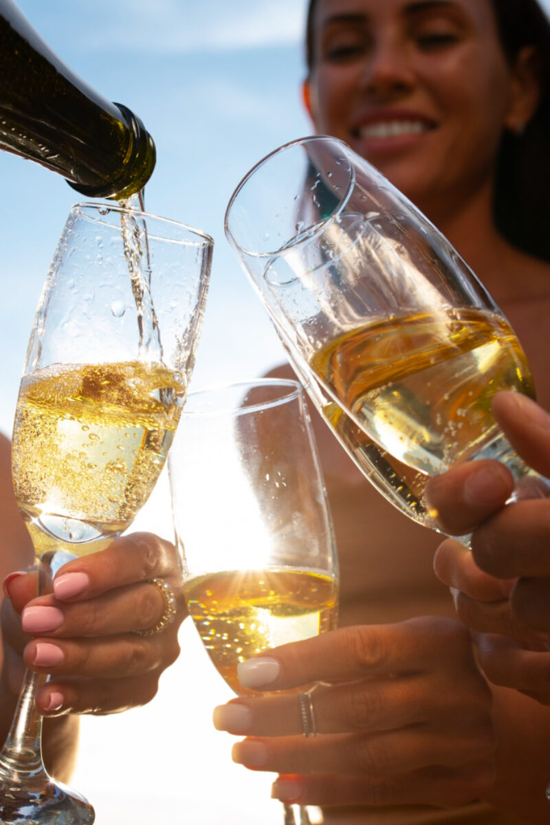 groupe fêtant un anniversaire au champagne sur un bateau