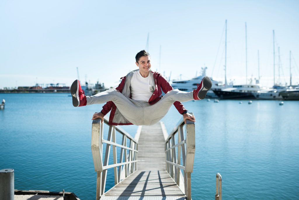 adolescent sautant sur un ponton dans le port de Saint-Mandrier