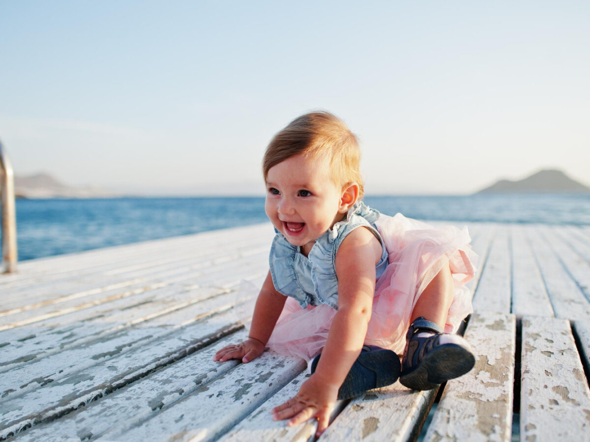 petite fille sur ponton avant sortie bateau famille