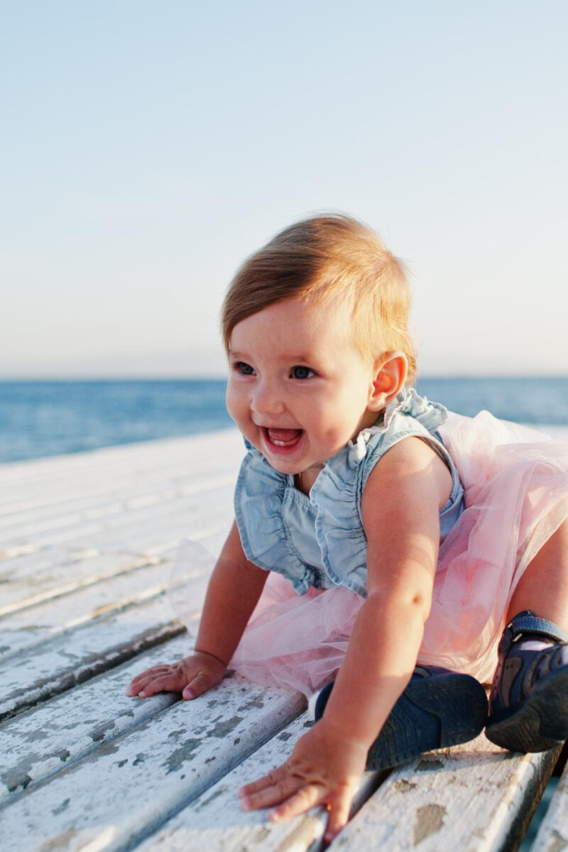 petite fille sur ponton avant sortie bateau famille