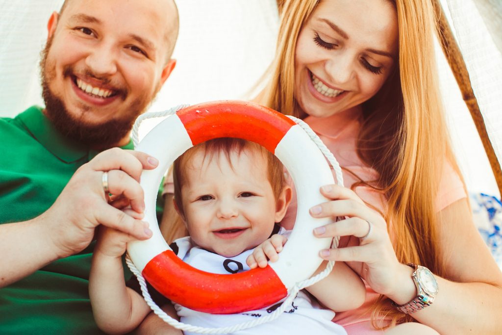 couple et leur enfant en famille lors d'une sortie bateau