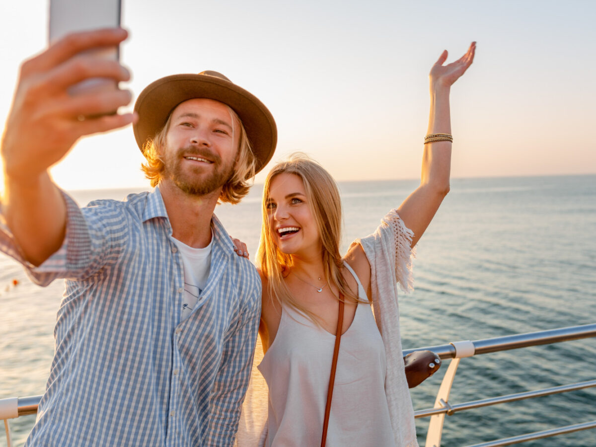 amis fêtant un anniversaire à bord d'un catamaran