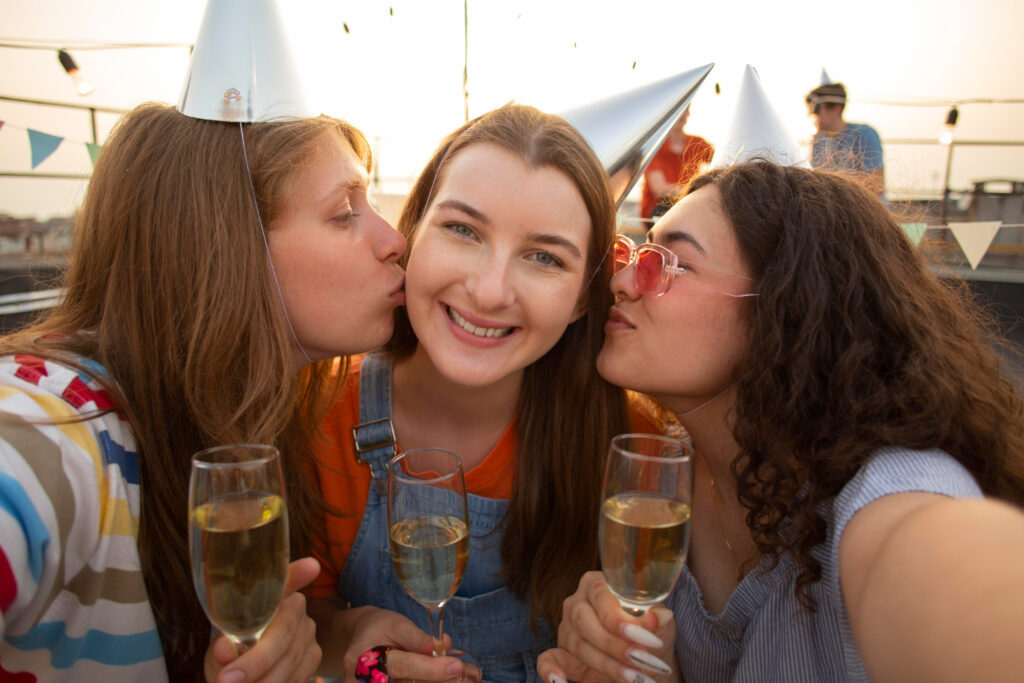 trois femmes fêtant leur anniversaire à bord d'un catamaran